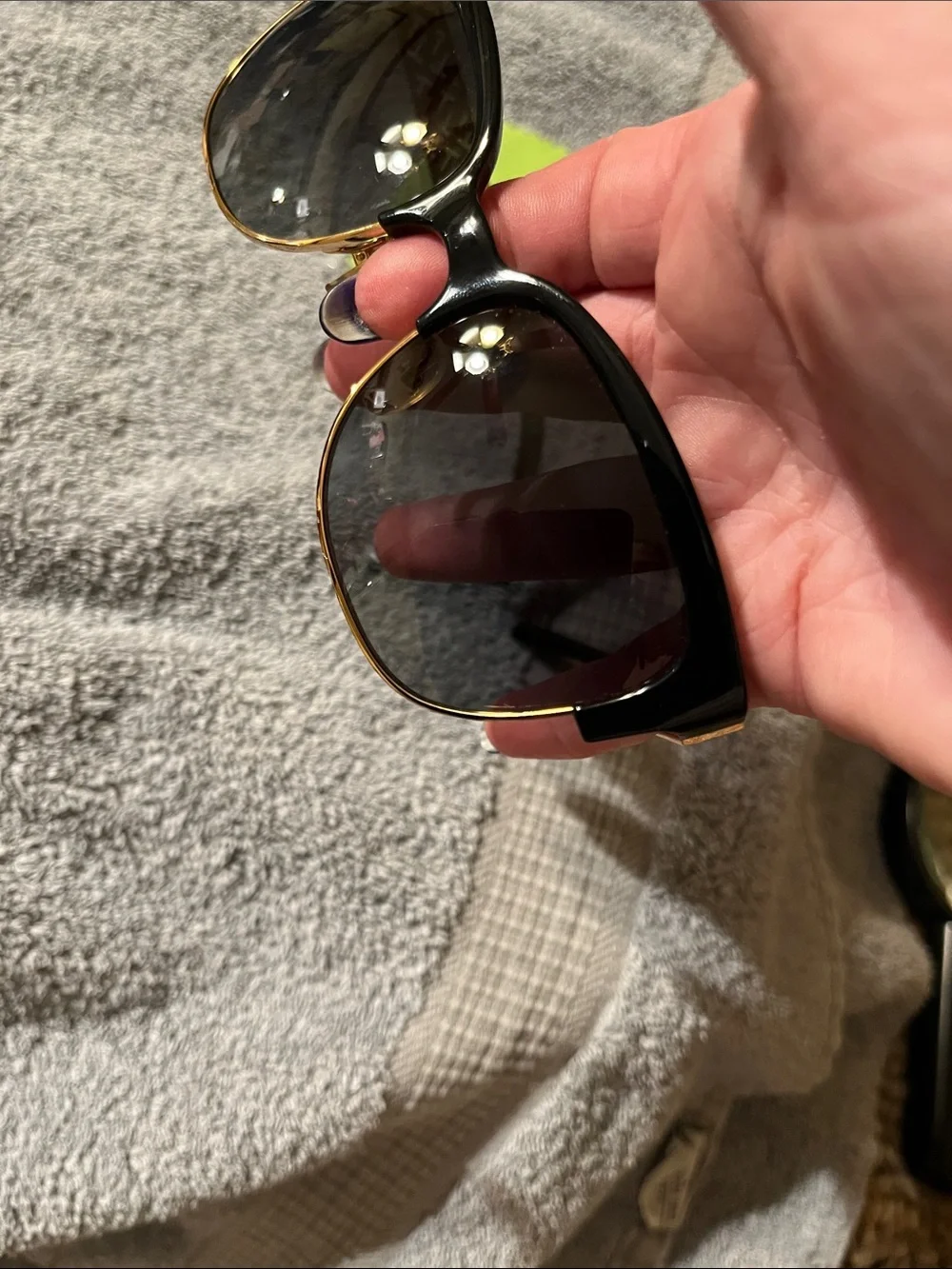 EUC Tory Burch TY6032 polarized Black Frame w/gold tone pattern arms w/Tory case